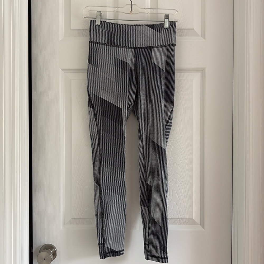 Reebok Speedwick gray and black striped leggings size small